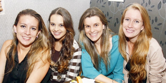 As amigas Lilian Corrêa, Jaciara Tozi, Dayane junqueira e Lilian Gomez curtiram as delícias do Sumô na semana passada